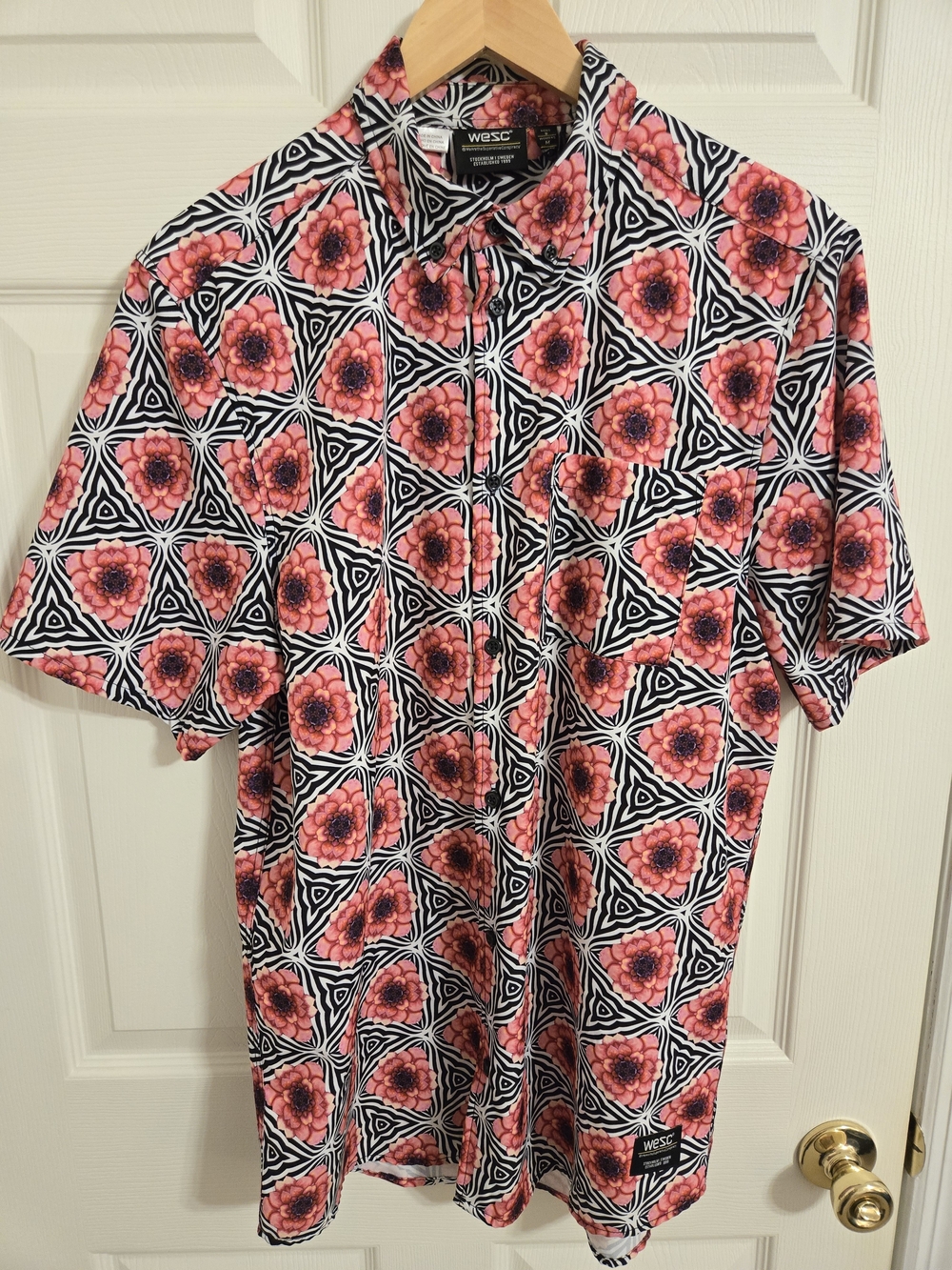 Wesc Pink & Black Short Sleeve Button-Down Floral Geometric Shirt Size Small